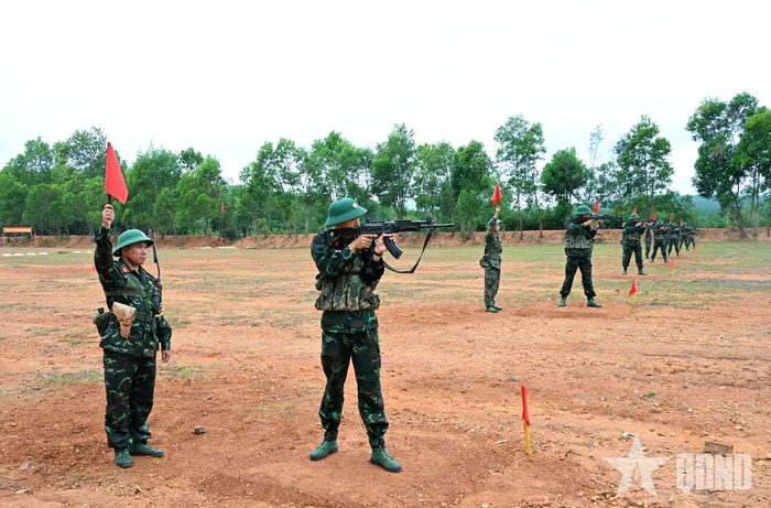  Chiến sĩ mới Trung đoàn 24 (Sư đoàn 10) thực hành bắn đạn thật súng STV-380 bài 1.