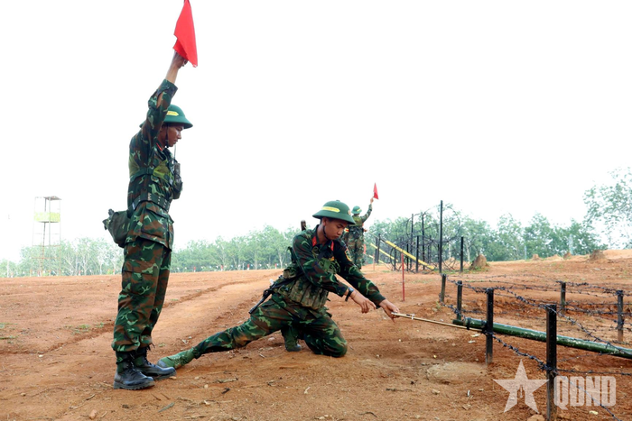  Chiến sĩ mới Trung đoàn 24 (Sư đoàn 10) đánh thuốc nổ.
