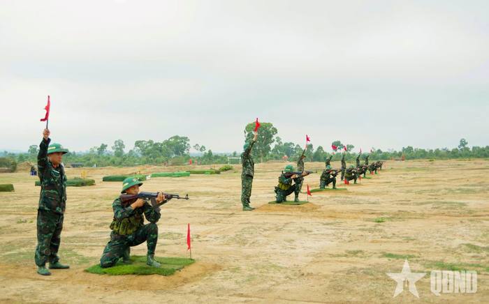 Chiến sĩ mới Trung đoàn 64 (Sư đoàn 320) thực hành bắn đạn thật súng tiểu liên AK bài 1. 
