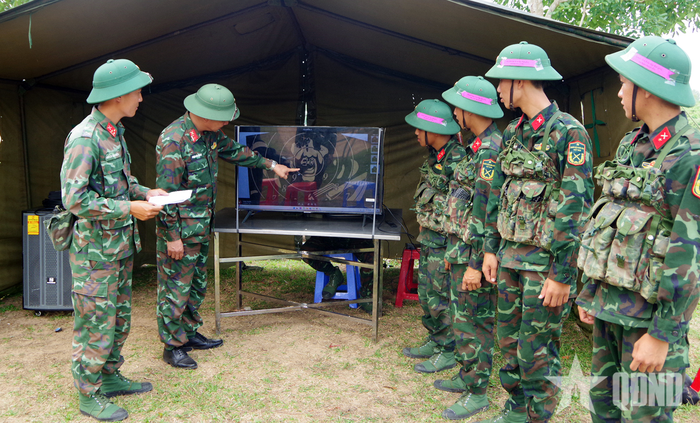 Chỉ huy Trung đoàn Pháo binh 4 (Sư đoàn 10) rút kinh nghiệm cho chiến sĩ mới bằng hình ảnh từ camera thông minh truyền về màn hình. 