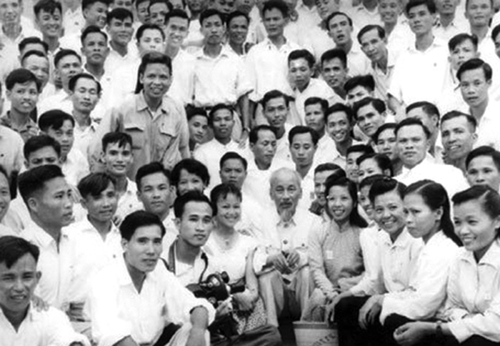  Bác Hồ nói chuyện với các nhà báo năm 1960. Ảnh tư liệu 