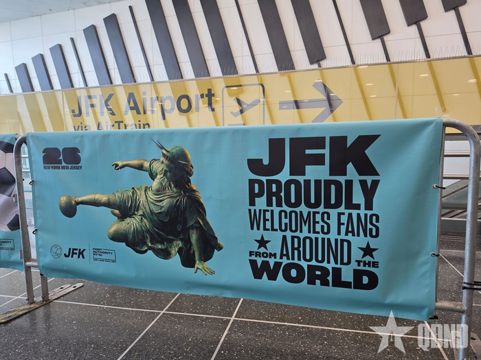 Poster in hình nữ thần tự do đá bóng được quảng bá trên các đường phố New York.