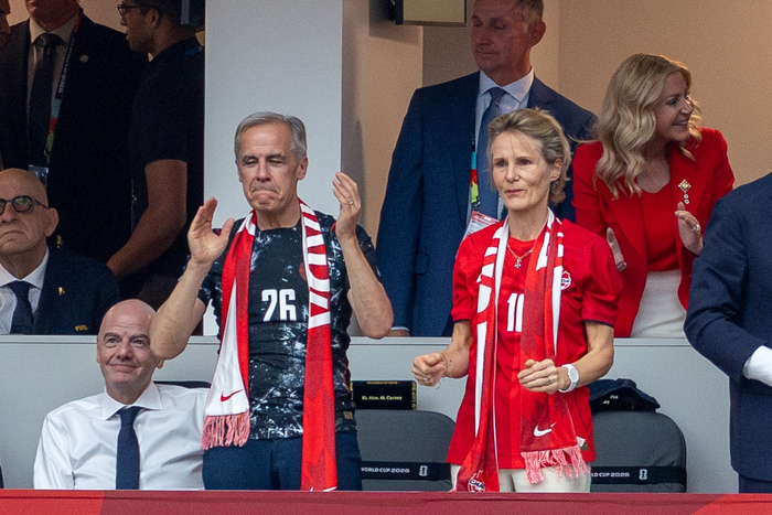 Thủ tướng Canada Mark Carney và phu nhân Diana Fox Carney ăn mừng bàn thắng của đội tuyển Canada. Ảnh: AP 