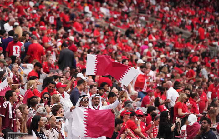 Sắc màu cổ động viên Qatar trên khán đài. Ảnh: AP 