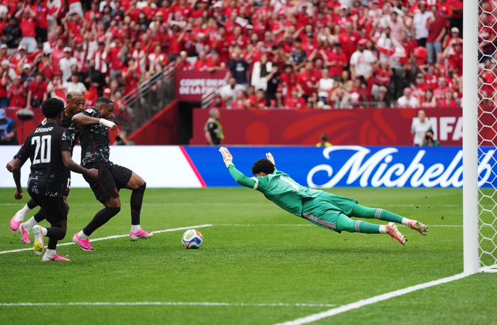  Cyle Larin mở tỷ số cho Canada. Ảnh: AP 