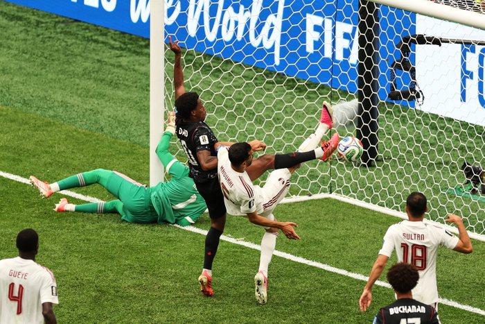 Jonathan David nâng tỷ số lên 3-0 cho Canada. Ảnh: AP