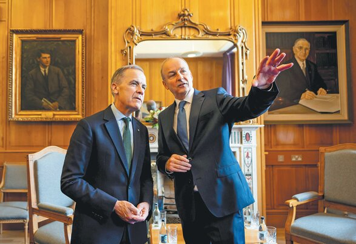  Thủ tướng Ireland Micheal Martin (bên phải) với Thủ tướng Canada Mark Carney tại Dublin, tháng 6-2026. Ảnh: AP 