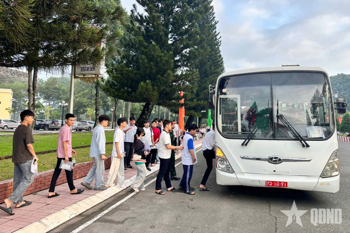 Nhà trường hỗ trợ xe đưa thí sinh đến địa điểm thi. 