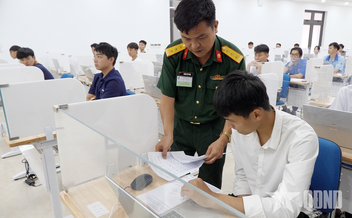  Cán bộ coi thi hướng dẫn thí sinh tại phòng thi.