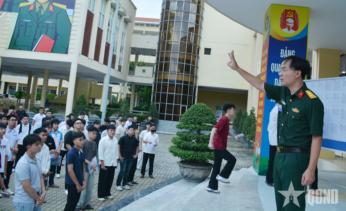 Cán bộ hướng dẫn thí sinh những vật dụng được mang vào phòng thi và làm thủ tục gửi đồ. 