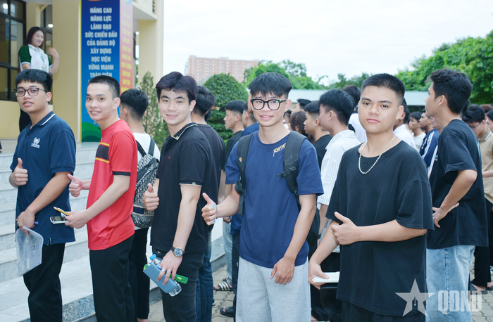 Các thí sinh tự tin trước khi bước vào thi. 