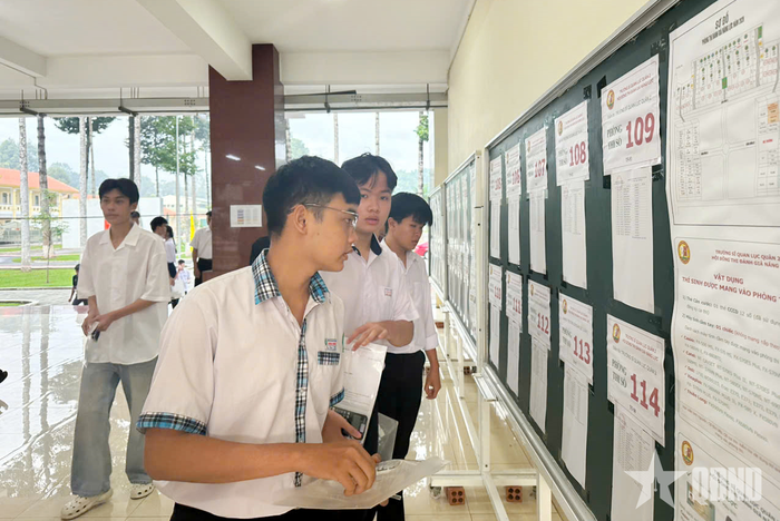 Thí sinh xem lại thông tin được niêm yết tại khu vực thi. 