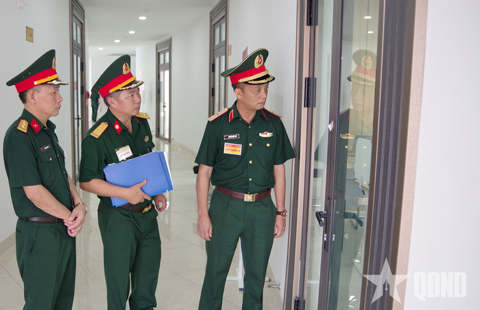 Thiếu tướng Nguyễn Khắc Huy, Phó cục trưởng Cục Quân huấn - Nhà trường, Bộ Tổng Tham mưu kiểm tra công tác tổ chức thi. 