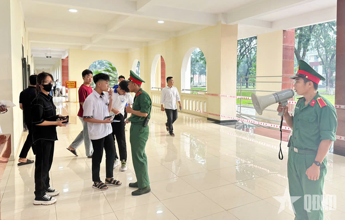 Học viên nhà trường hỗ trợ thí sinh tại khu vực thi. 