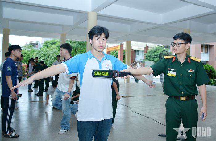 Công tác kiểm tra an ninh được tiến hành chặt chẽ. Điểm thi triển khai máy quét an ninh cầm tay để phát hiện các thiết bị điện tử không được phép mang vào phòng thi.