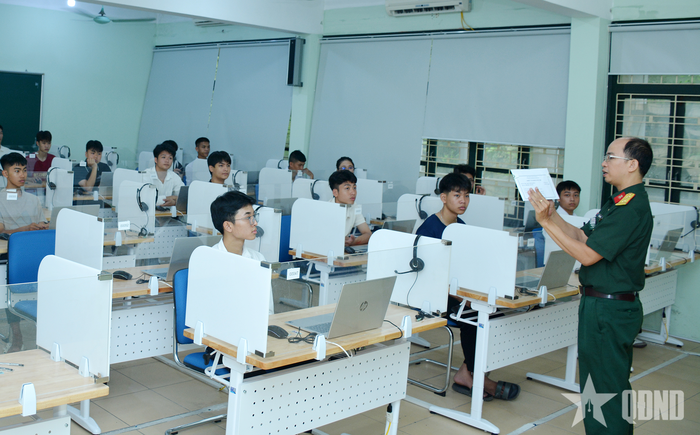  Cán bộ coi thi phổ biến lại quy chế thi cho thí sinh. Bài thi đánh giá năng lực lần đầu tiên được Bộ Quốc phòng tổ chức và diễn ra hoàn toàn trên máy tính. Các câu hỏi trong đề thi được tổ hợp ngẫu nhiên từ ngân hàng câu hỏi chuẩn hóa theo một quy tắc, ma trận chung để bảo đảm độ khó tương đương giữa các mã đề thi. Cấu trúc bài thi gồm 3 phần với tổng điểm 150, gồm: Toán học và xử lý số liệu (80 phút, 50 câu), Văn học - Ngôn ngữ (55 phút, 50 câu) và Khoa học hoặc Tiếng Anh (60 phút, 50 câu). Với môn Khoa học, thí sinh có thể chọn 1 trong 4 tổ hợp là Vật lý - Hóa học, Hóa học - Sinh học, Vật lý - Sinh học, Lịch sử - Địa lý. 