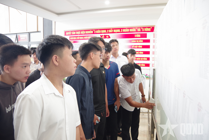 Thí sinh xem số báo danh và phòng thi được niêm yết tại địa điểm thi. 