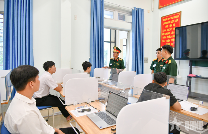 Thủ trưởng Ban giám hiệu nhà trường kiểm tra, động viên thí sinh tại phòng thi. 