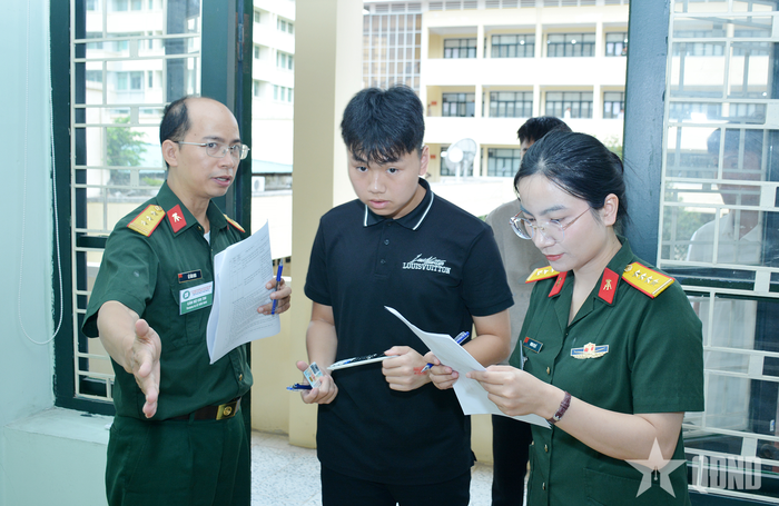 Cán bộ coi thi hướng dẫn thí sinh vào phòng thi và vị trí ngồi làm bài. 