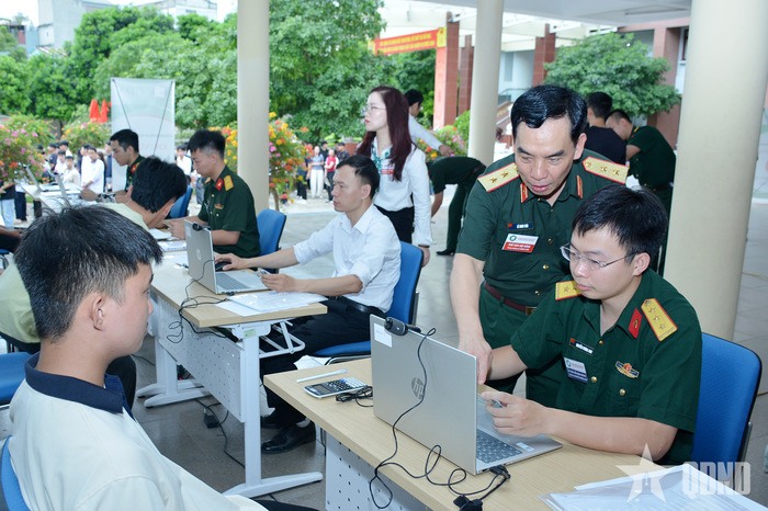 Trung tướng, GS, TS Lê Minh Thái, Giám đốc Học viện Kỹ thuật Quân sự trực tiếp kiểm tra, hướng dẫn cán bộ xác thực định danh thí sinh bằng căn cước công dân và khuôn mặt đối với thí sinh. Giải pháp này giúp ngăn chặn tuyệt đối tình trạng thi hộ, tráo người thông qua đối soát sinh trắc học, thay thế phương pháp kiểm tra thủ công và giảm tải cho cán bộ giám sát.