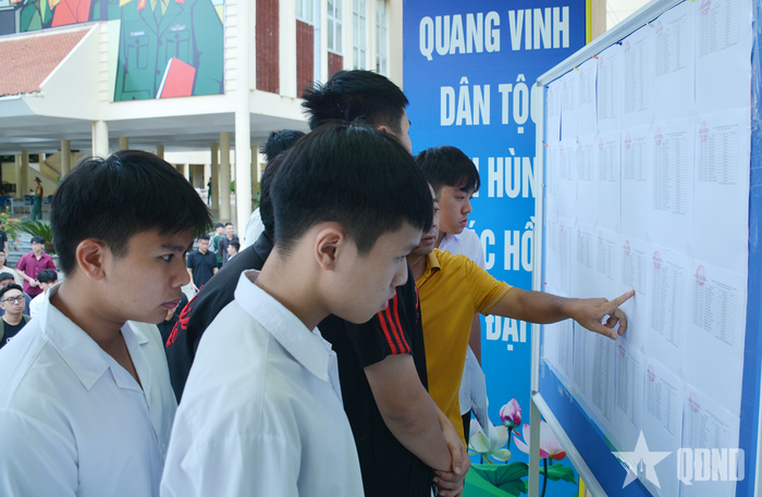 Thí sinh xem lại số báo danh và phòng thi. Mỗi ca thi tại điểm thi Học viện Kỹ thuật Quân sự tổ chức cho 600 thí sinh.