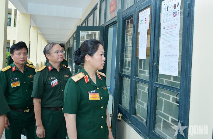  Thiếu tướng, TS Phùng Thị Phú, Phó cục trưởng Cục Quân huấn - Nhà trường, Bộ Tổng Tham mưu kiểm tra phòng thi tại điểm thi Học viện Kỹ thuật Quân sự. 
