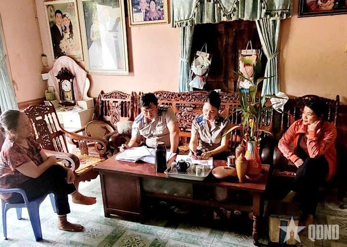 Chấp hành viên vận động đương sự thi hành án. Ảnh: Phòng Thi hành án dân sự Khu vực 10 tỉnh Gia Lai cung cấp