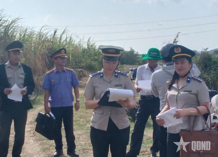  Chấp hành viên làm thủ tục kê biên tài sản. Ảnh: Phòng Thi hành án dân sự Khu vực 7 tỉnh Khánh Hòa cung cấp