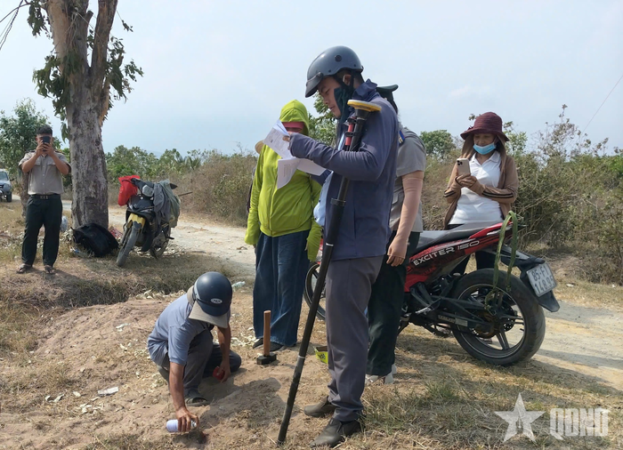Chấp hành viên làm thủ tục kê biên tài sản. Ảnh: Phòng Thi hành án dân sự Khu vực 7 tỉnh Khánh Hòa cung cấp