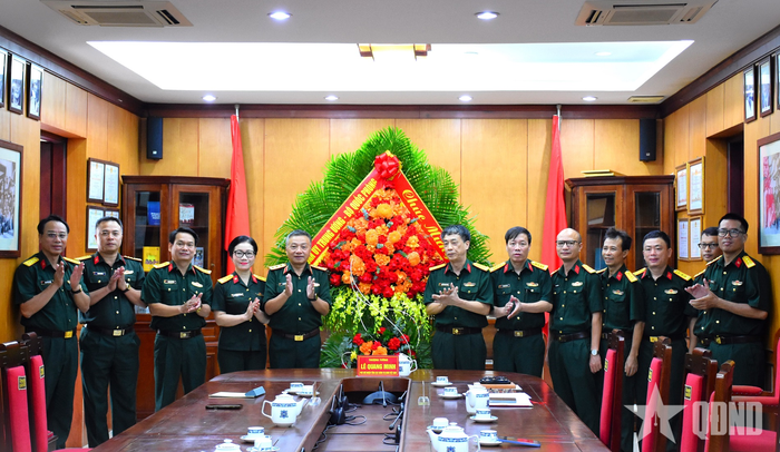 Thượng tướng Lê Quang Minh và đoàn công tác tặng hoa chúc mừng Tạp chí VNQĐ. 
