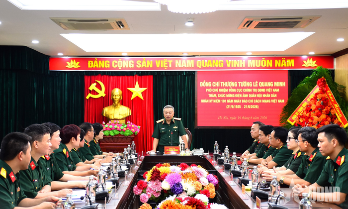 Thượng tướng Lê Quang Minh thăm và chúc mừng cán bộ, phóng viên, nghệ sĩ, chiến sĩ Điện ảnh QĐND. 