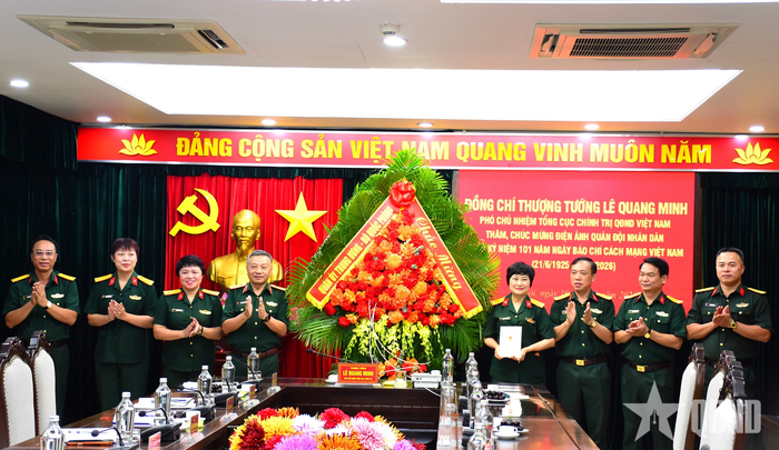  Thượng tướng Lê Quang Minh và đoàn công tác tặng hoa chúc mừng Điện ảnh QĐND. 