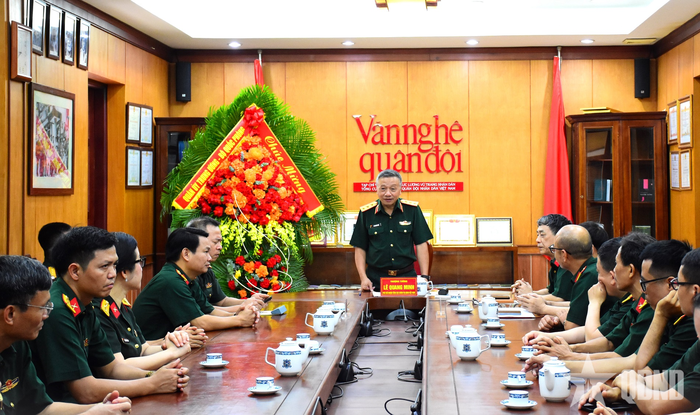 Thượng tướng Lê Quang Minh thăm và chúc mừng cán bộ, phóng viên, biên tập viên Tạp chí VNQĐ. 