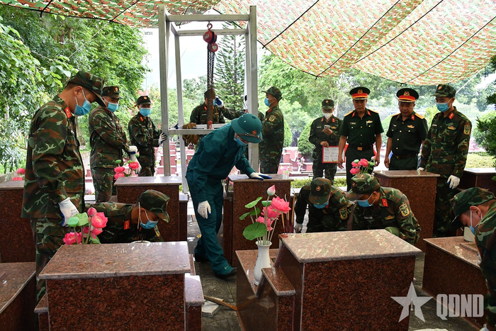 Tổ công tác thực hiện nhiệm vụ khai quật.