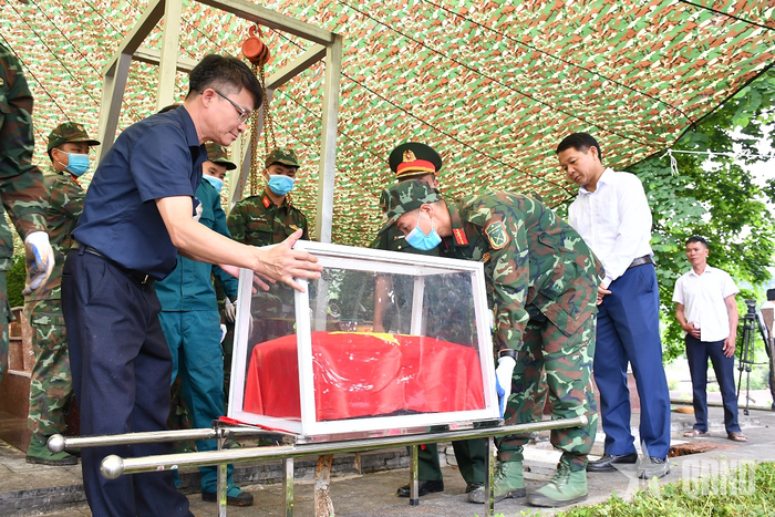 Các lực lượng thực hiện nhiệm vụ để lấy mẫu ADN, số hóa thông tin hài cốt liệt sĩ.