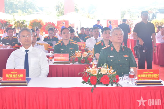 Thượng tướng Nguyễn Quang Ngọc và các đại biểu dự lễ.