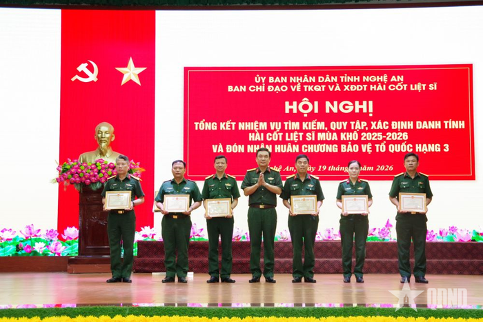  Trao Giấy khen của Bộ CHQS tỉnh Nghệ An tặng các tập thể, cá nhân có thành tích xuất sắc trong thực hiện nhiệm vụ tìm kiếm, quy tập và xác định danh tính hài cốt liệt sĩ mùa khô 2025-2026. 