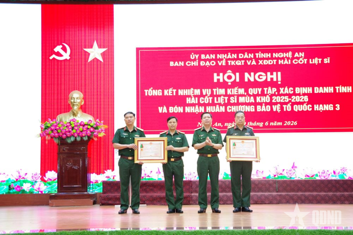  Thừa ủy quyền của Chủ tịch nước, Thiếu tướng Lê Văn Trung, Phó chính ủy Quân khu 4 trao Huân chương Bảo vệ Tổ quốc hạng Ba tặng Đội Quy tập Bộ CHQS tỉnh và Thượng tá Chế Ngọc Hà, Đội trưởng Đội Quy tập Bộ CHQS tỉnh Nghệ An. 