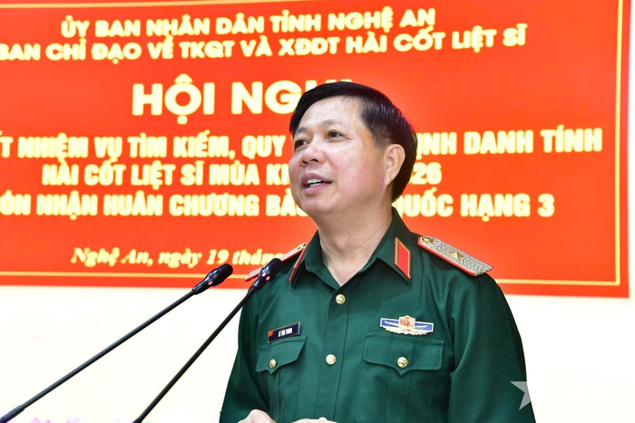  Thiếu tướng Lê Văn Trung, Phó chính ủy Quân khu 4 phát biểu chỉ đạo hội nghị. 