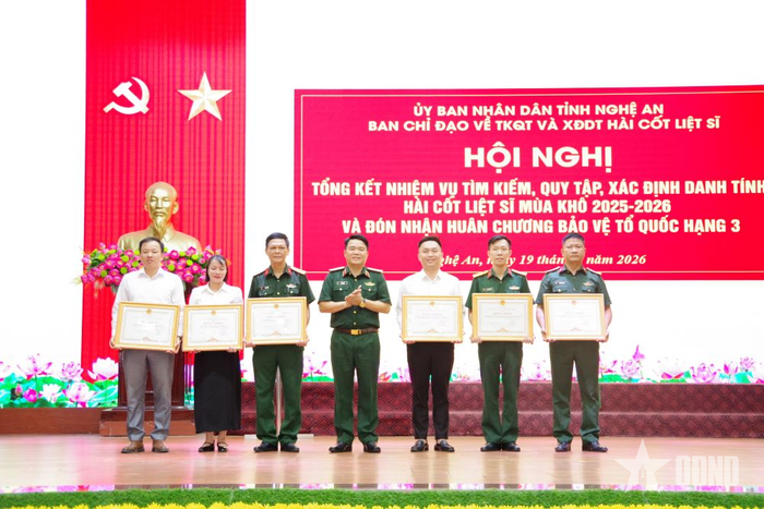  Trao Bằng khen của Chủ tịch UBND tỉnh Nghệ An tặng các tập thể, cá nhân có thành tích xuất sắc trong thực hiện nhiệm vụ tìm kiếm quy tập và xác định danh tính hài cốt liệt sĩ mùa khô 2025-2026. 