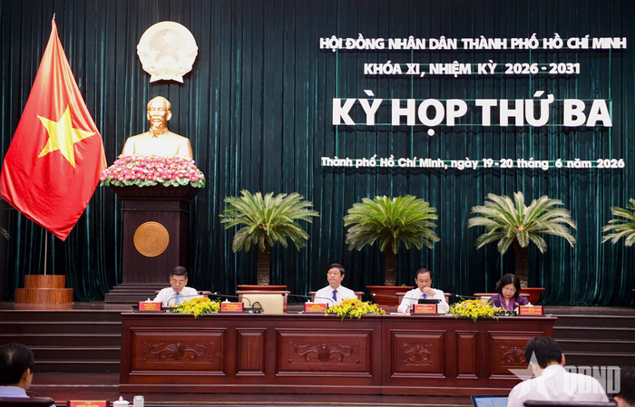  Đoàn chủ tọa điều hành kỳ họp.