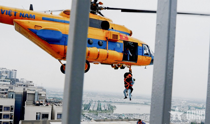  Trực thăng của Trung đoàn Không quân 916 bay huấn luyện cứu người trên nhà cao tầng. 