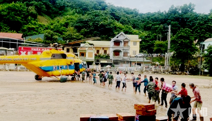  Trực thăng của Trung đoàn Không quân 916 bay chuyển hàng cứu trợ người dân vùng lũ.