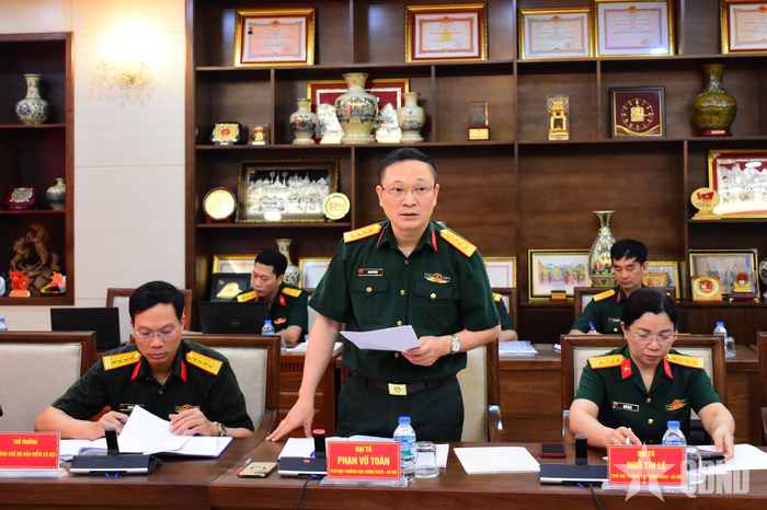 Thủ trưởng Cục Chính sách-Xã hội báo cáo tổng hợp kết quả thực hiện Chiến dịch. 