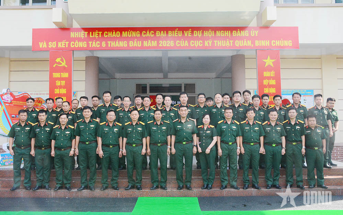 Các đại biểu dự hội nghị chụp hình lưu niệm.