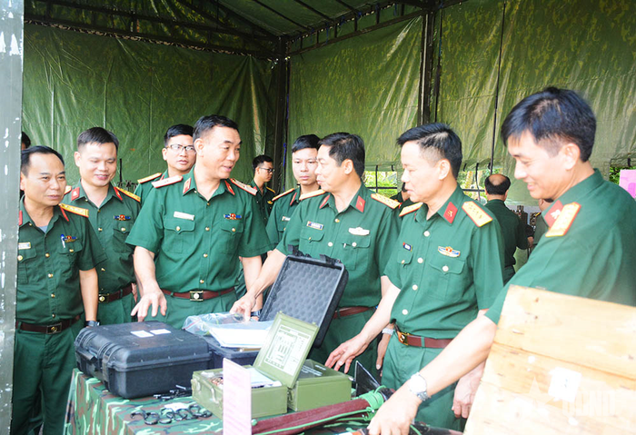 Các đại biểu tham quan mô hình, sáng kiến trưng bày tại hội nghị.