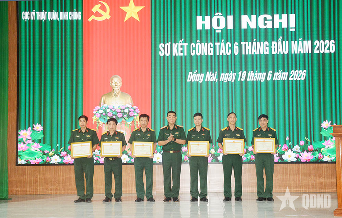 Khen thưởng các tập thể, cá nhân tiêu biểu.