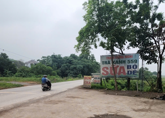 Biển quảng cáo, biển hiệu kinh doanh vi phạm hành lang an toàn đường bộ trên đường Hồ Chí Minh.