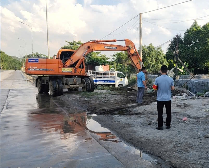 Lực lượng chức năng giải tỏa các khu vực hành lang an toàn đường bộ bị lấn chiếm trên đường Hồ Chí Minh.