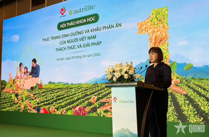 Bà Ôn Minh Hằng phát biểu về cam kết hợp tác giữa Viện Dinh dưỡng, Viện sức khỏe Nutrilite và Công ty TNHH Amway.